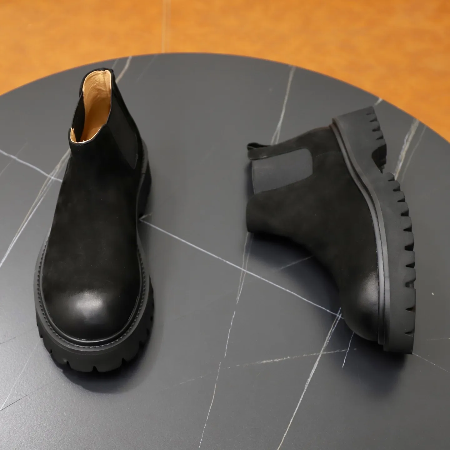 Men's shoes: 580💰🙅‍♂️🙅‍♂️🙅‍♂️ Brand: PRADA Standard code: 38-44 (45 customized) Grade: Same as the official website Material: Original high-grade high-mercerized light Comfortable and breathable pigskin lining Non-slip soft wear-resistant outsole Style category: Men's fashionable casual boots Distinguished luxury brand elements Top luxury Color: actual picture color